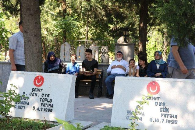 Şehidin Annesi Oğlunun Mezarını Eliyle Temizledi