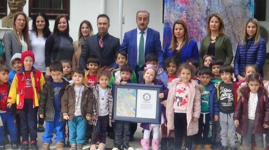 Anaokulu &Ouml;ğrencilerinin Ebru &Ccedil;alışması Guinness Rekorlar Kitabı&rsquo;nda