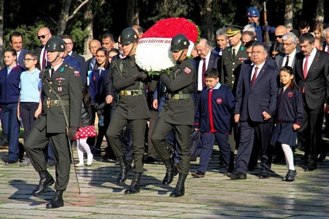 23 Nisan&rsquo;da Anıtkabir&rsquo;in İlk Ziyaret&ccedil;isi &Ccedil;ocuklar Oldu