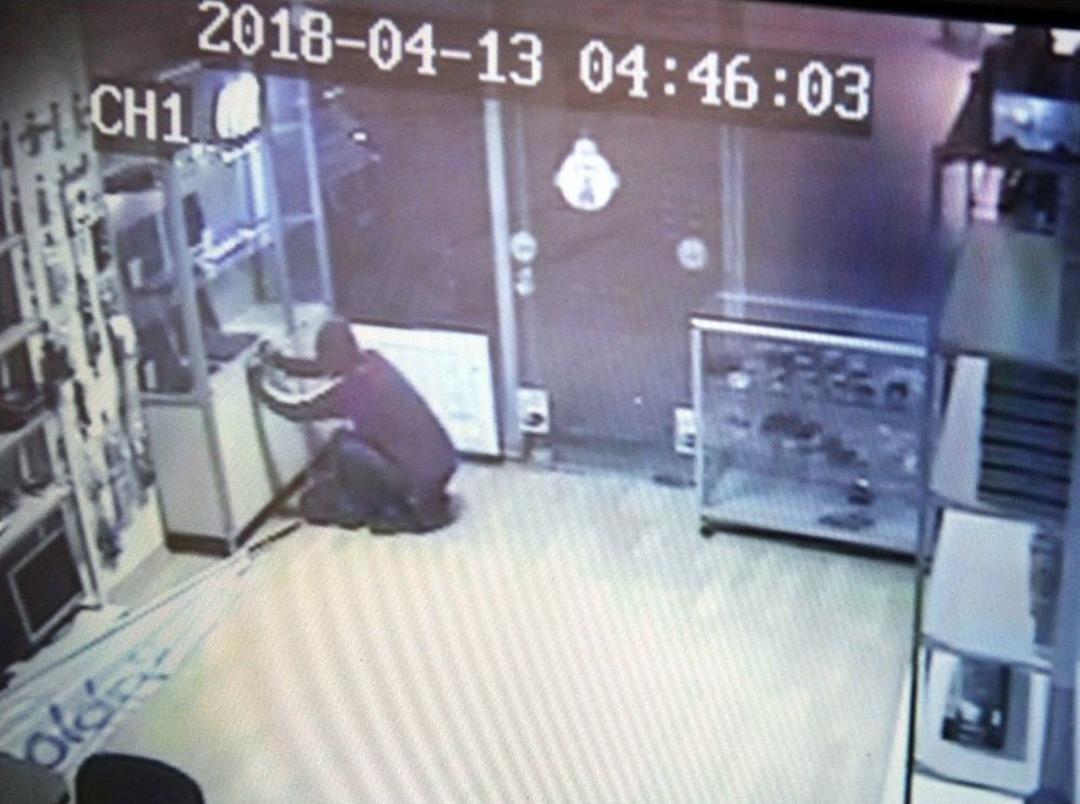 Hırsızlık Yaparken Fark Edilince B&ouml;yle Tepki G&ouml;sterdi