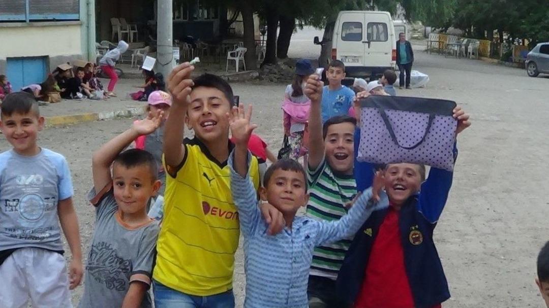 Sandıklı&rsquo;da &Ccedil;ocuklara Bayram Erken Geldi