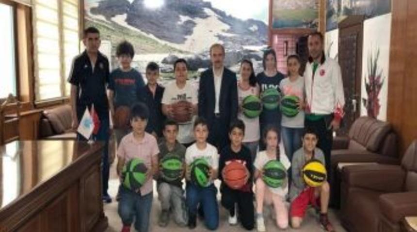 Başkan Epcim 100 &Ccedil;ocuğu Sevindirdi