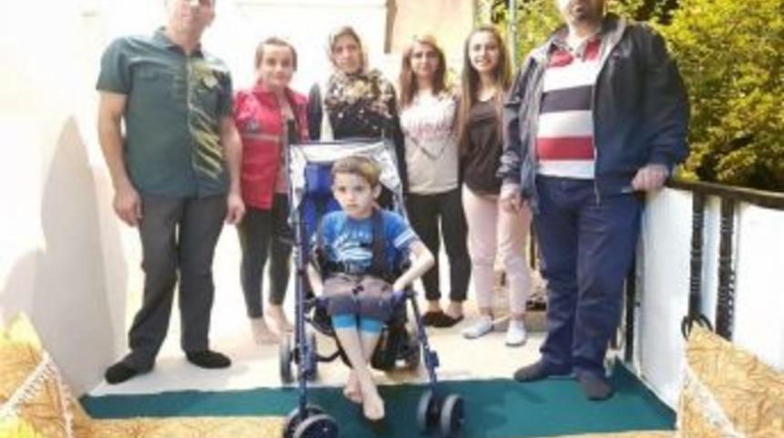 7 Yaşındaki Dayan&rsquo;ın Tekerlekli Sandalye Sevinci