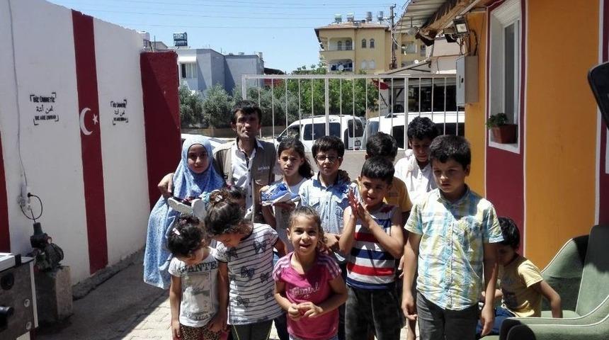 Simit&ccedil;iden Savaş Mağduru &Ccedil;ocuklara Bayram Hediyesi