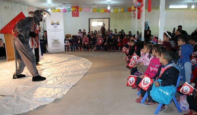 Midyat’ta Mülteci Çocuklar İçin Tiyatro Gösterisi Yapıldı