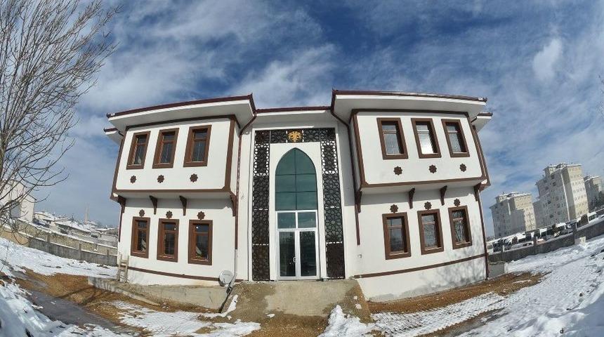 B&uuml;y&uuml;kşehir&rsquo;den Kadınhanı&rsquo;na Şehir Konağı Ve Otogar