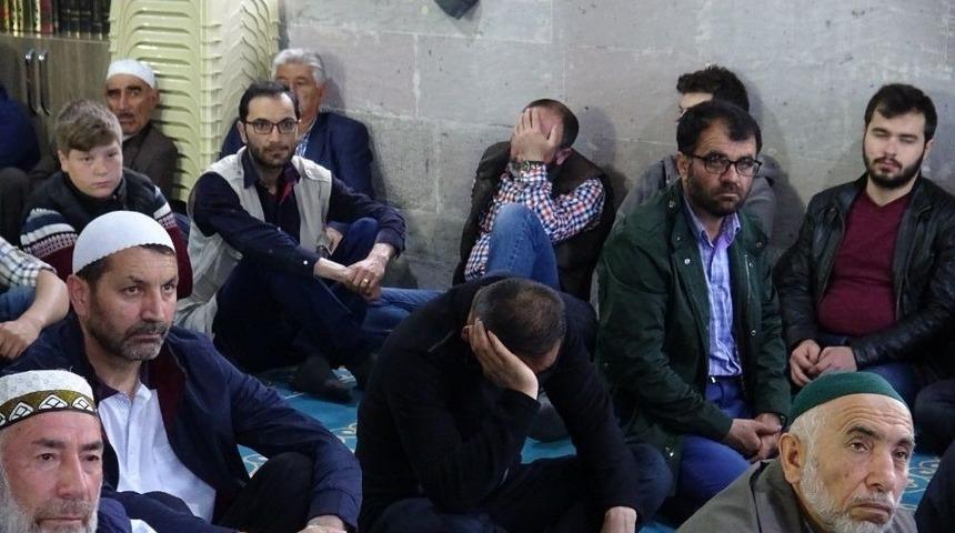 Kars&rsquo;ta Vatandaşlar Bayram Sabahı Camilere Akın Etti