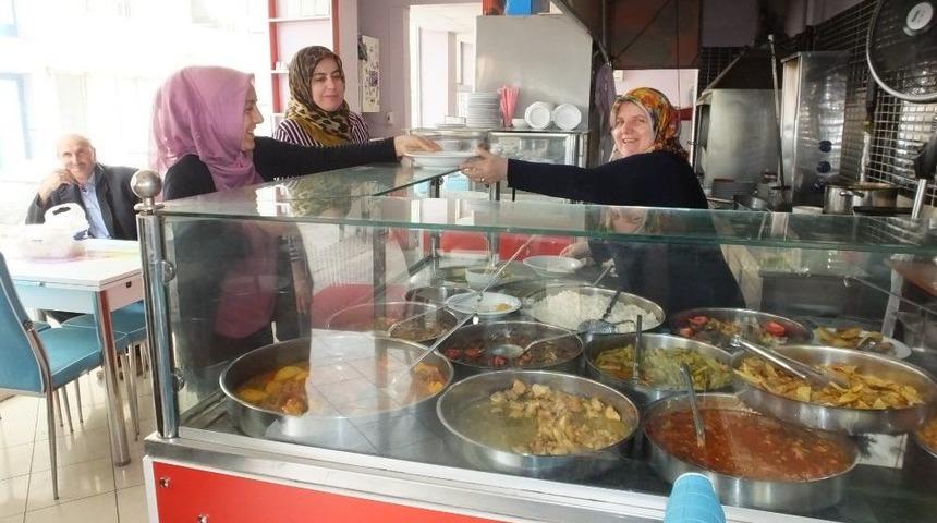 Bu Lokantanın T&uuml;m &Ccedil;alışanları Kadın