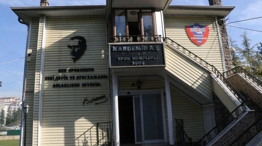 Karab&uuml;kspor Tesislerinden Eski Başkanın İsmi Kaldırıldı