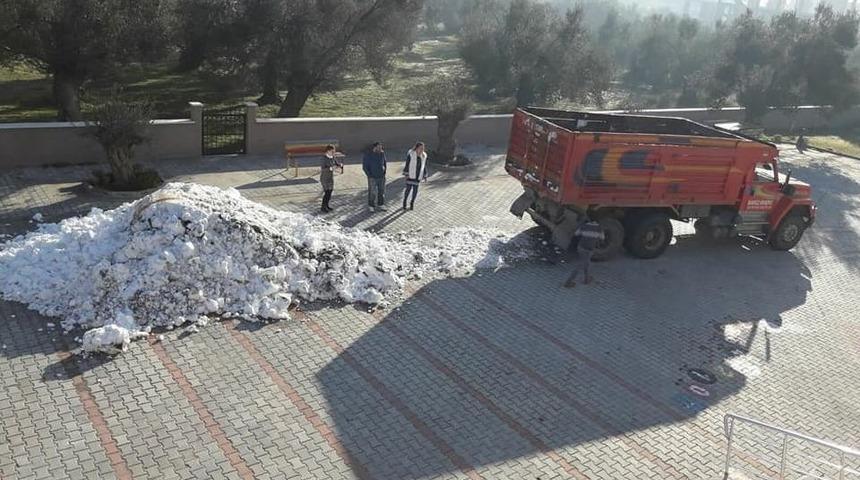 &Ouml;ğrencilerin Kar Topu Oynaması İ&ccedil;in Okula Kamyonla Kar Getirdiler