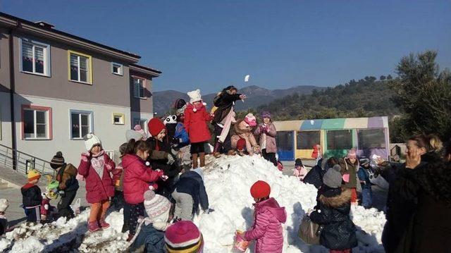 Öğrencilerin Kar Topu Oynaması İçin Okula Kamyonla Kar Getirdiler