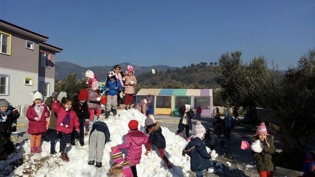 Öğrencilerin Kar Topu Oynaması İçin Okula Kamyonla Kar Getirdiler