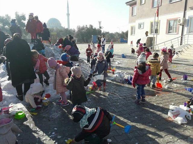 Öğrencilerin Kar Topu Oynaması İçin Okula Kamyonla Kar Getirdiler