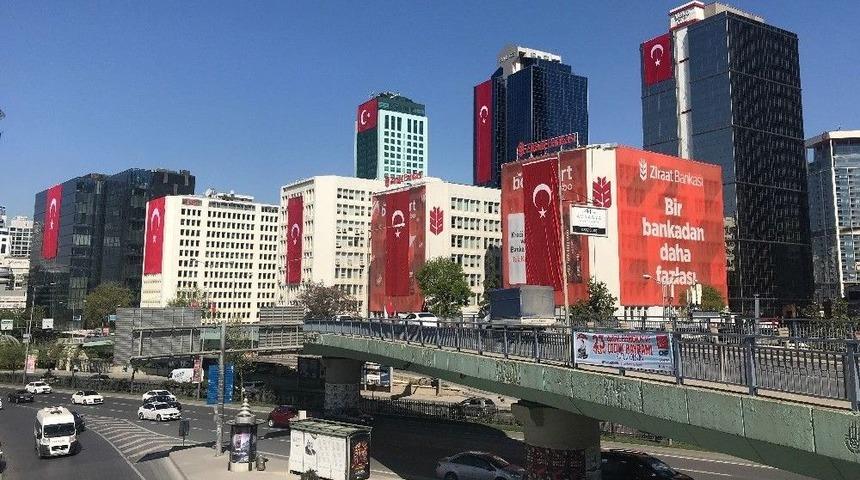 Maslak Dev T&uuml;rk Bayraklarıyla Donatıldı