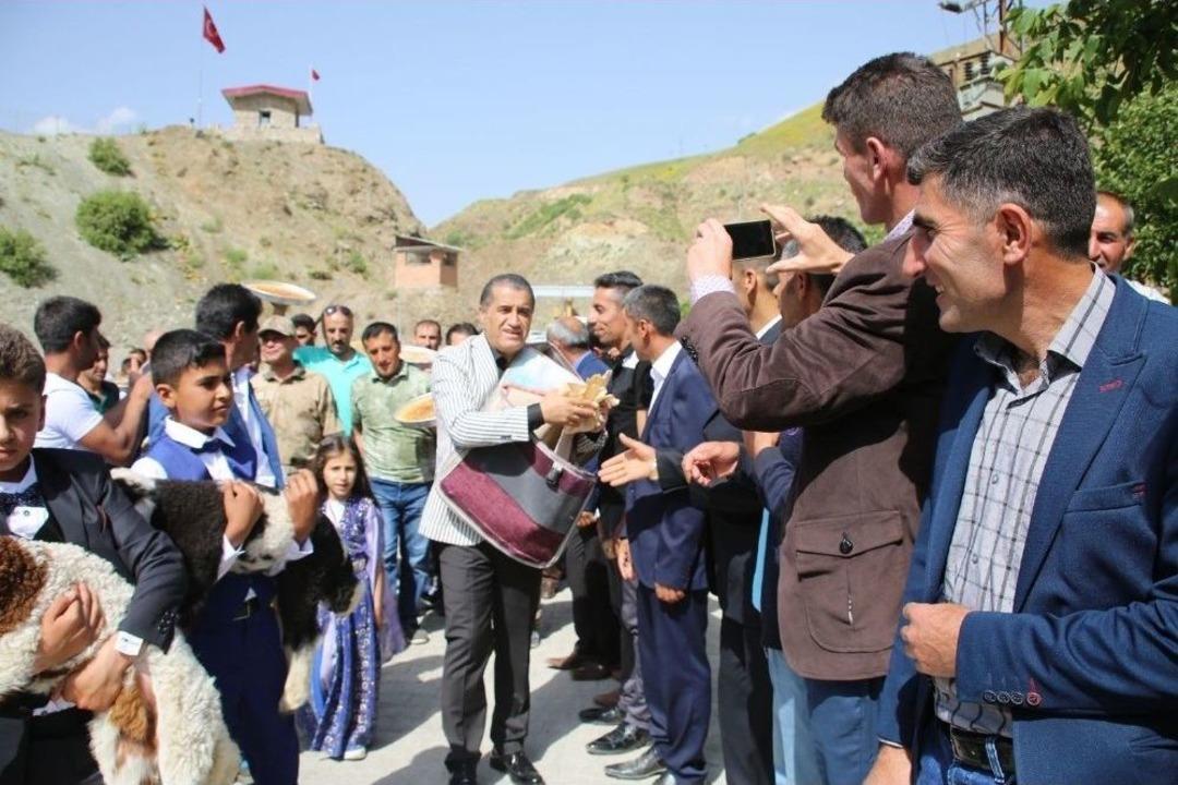 K&ouml;yl&uuml;ler Ekmeğini Mehmet&ccedil;ik İle Paylaştı