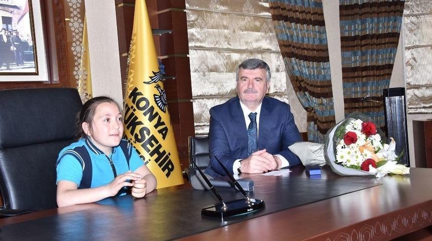 Aky&uuml;rek, Makamını 4. Sınıf &Ouml;ğrencisine Devretti