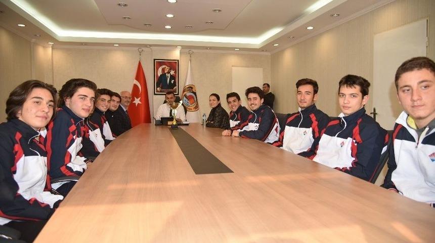 Bah&ccedil;eşehir Okulu Voleybol Şampiyonlarından Başkan Y&uuml;cel&rsquo;e Ziyaret