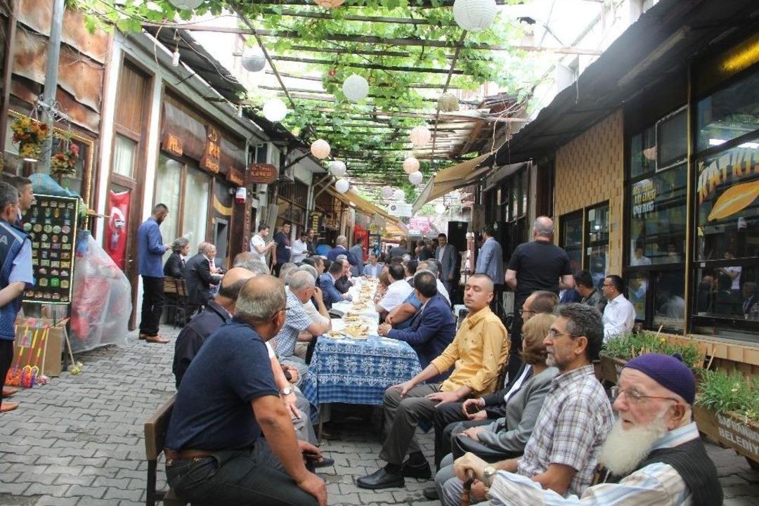 Bayramlaşma Gelenekselleşen Asmaaltı&rsquo;nda Ger&ccedil;ekleşti