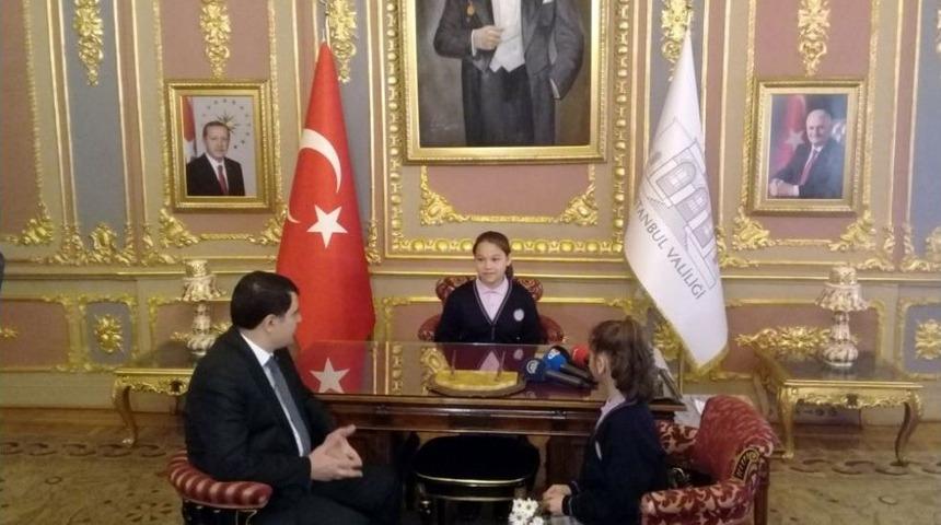 İstanbul Valisi Vasip Şahin, Makam Koltuğunu &Ouml;ğrencilere Devretti