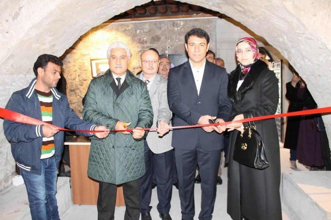 G&uuml;venlik G&ouml;revlisi Ressam İlk Kişisel Resim Sergisini A&ccedil;tı