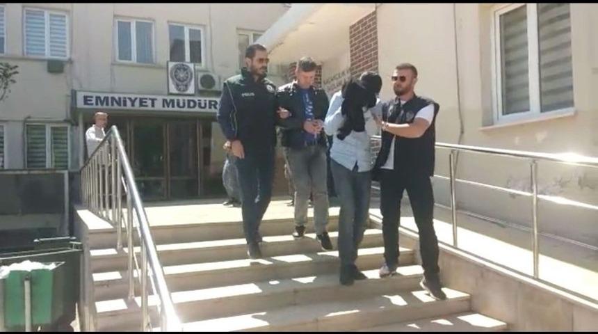 2 Tabanca Ve 20 Çıkın Uyuşturucuyla Yakalandılar