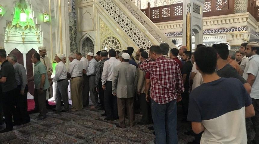 Bayram Namazında Camiler Doldu Taştı