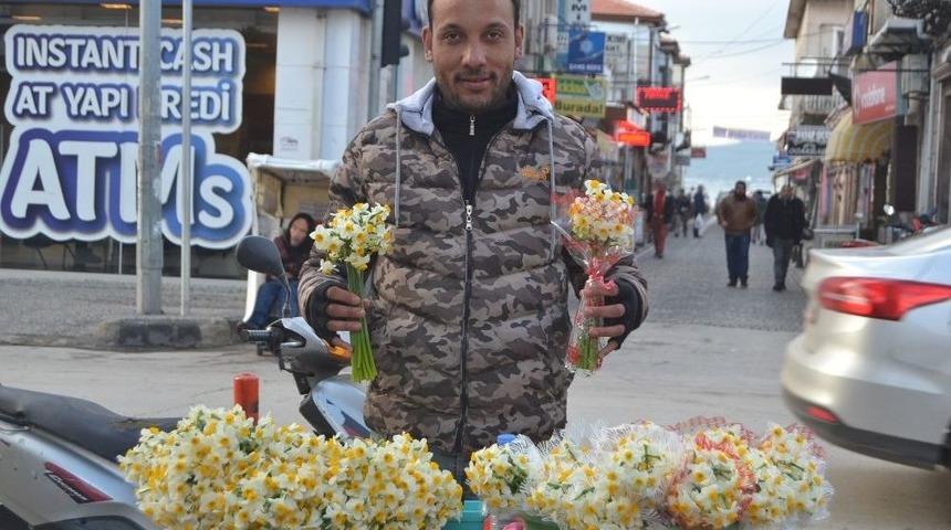 Ayvalık&rsquo;ta Nergis Kokusu Y&uuml;rekleri Isıtıyor
