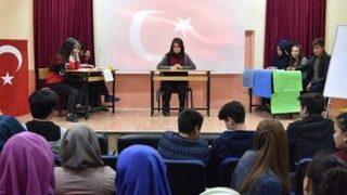 Aslanapa Anadolu Lisesi’nde ’’akıl Mı Daha Önemlidir, Para Mı?’’ Konulu Münazara
