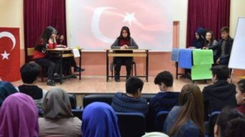Aslanapa Anadolu Lisesi’nde ’’akıl Mı Daha Önemlidir, Para Mı?’’ Konulu Münazara