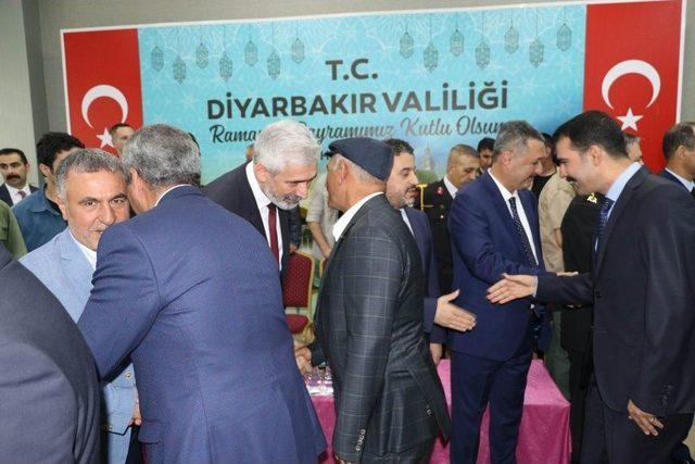 Diyarbakır Protokolü Vatandaşlarla Bayramlaştı