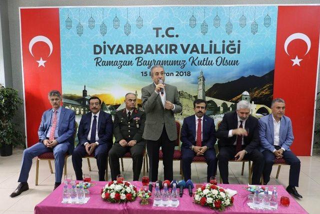 Diyarbakır Protokolü Vatandaşlarla Bayramlaştı