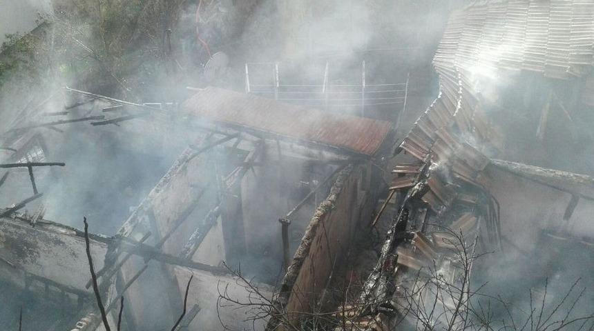 Gebze&rsquo;de 2 Gecekondu Yangında K&uuml;le D&ouml;nd&uuml;