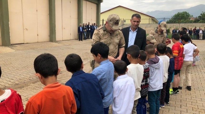 40 Yıllık Gelenek &Ouml;nce Mehmet&ccedil;ikle Sonra Ailelerle Bayramlaştılar