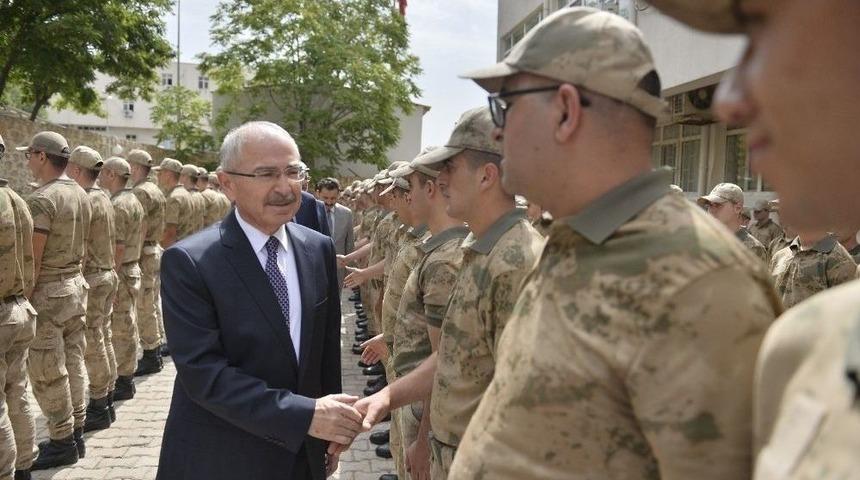 Vali Yaman, Asker Ve Polislerle Bayramlaştı