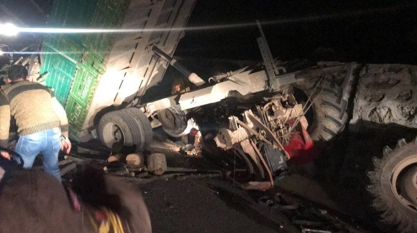 Trakt&ouml;r&uuml;n Altında Sıkışan S&uuml;r&uuml;c&uuml;y&uuml; İtfaiye Kurtardı