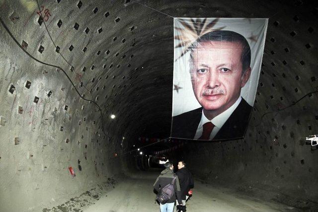 İlk Işık Görünen Mevlana Tüneli’ni Yürüyerek Geçtiler