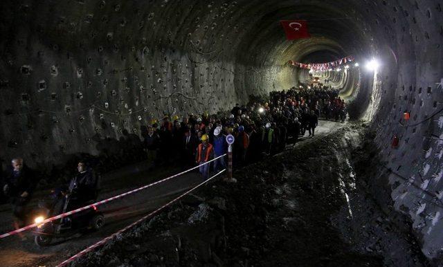 İlk Işık Görünen Mevlana Tüneli’ni Yürüyerek Geçtiler