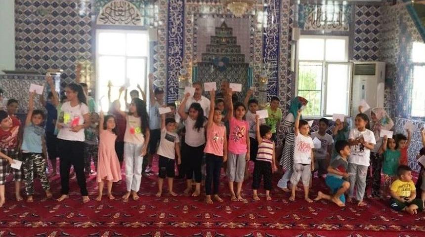 İmam Maaşını &Ccedil;ocuklara Bayram Har&ccedil;lığı Olarak Dağıttı