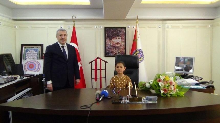 İstanbul Emniyet Müdürü Çalışkan Koltuğunu Kız Öğrenciye Devretti