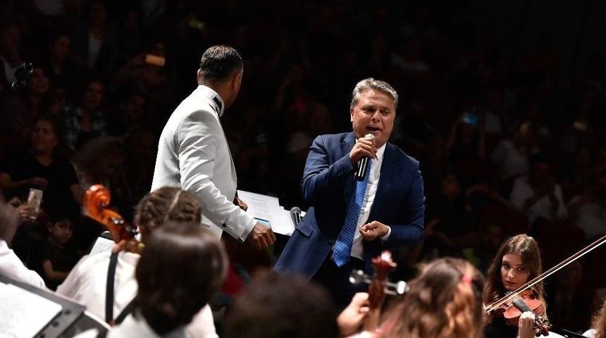 Başkan Uysal Gençlerle Aynı Sahnede ’fabrika Kızı’nı Seslendirdi