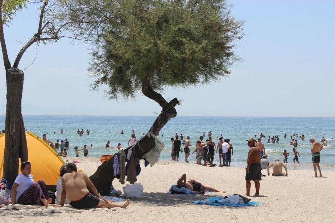 (&ouml;zel) Bayramın Birinci G&uuml;n&uuml; Menekşe Plajı Doldu Taştı