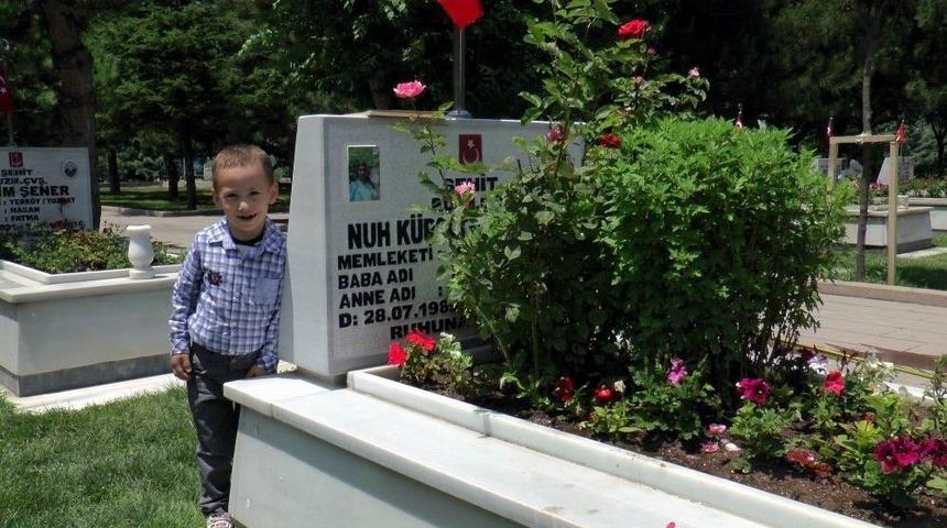 Şehitlikte H&uuml;z&uuml;nl&uuml; Bayram