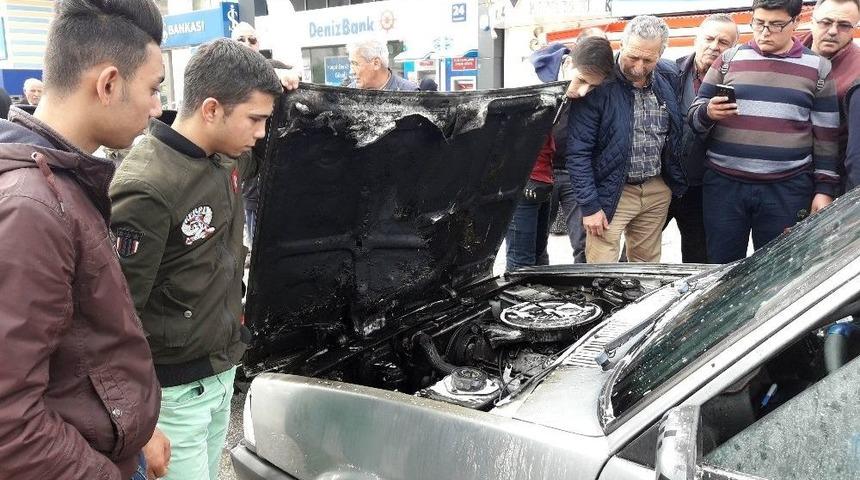 Seyir Halindeki Yanan Otomobil Paniğe Neden Oldu