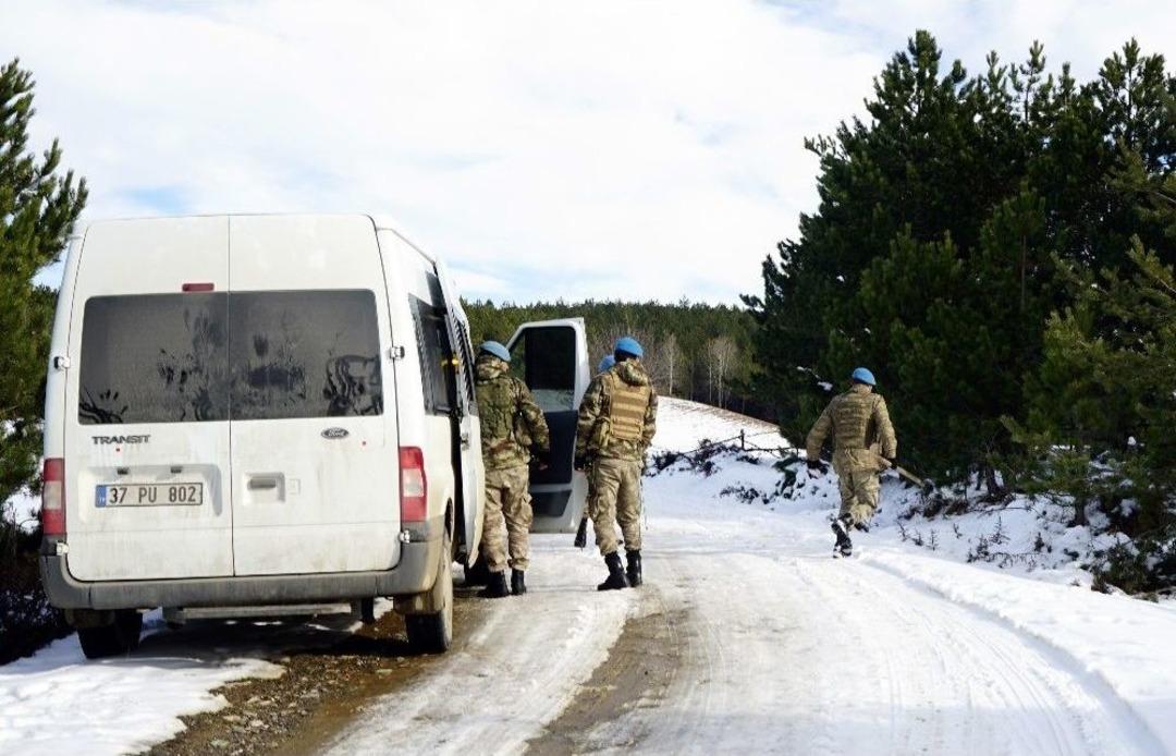 (&ouml;zel) Kayıp Aileyi Arayan Komandolar, Kan İzine Benzeyen Sıvı Madde Buldu