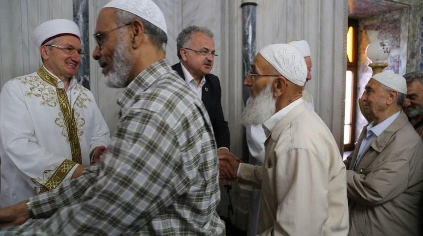 Başkan Kasap, Bayram Namazı Sonrası Vatandaşlarla Bayramlaştı