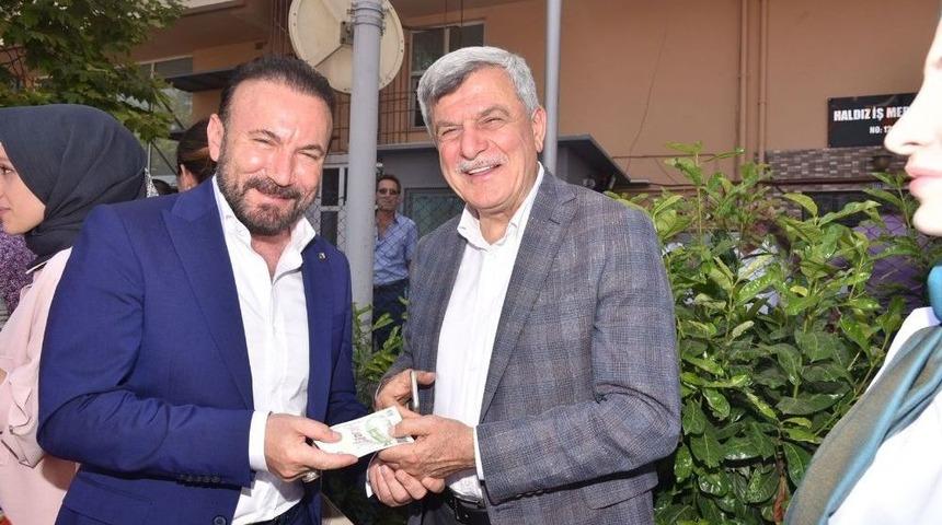 İzmit Belediye Başkanı, Karaosmanoğlu&rsquo;nun Elini &Ouml;pt&uuml; Har&ccedil;lığı Kaptı