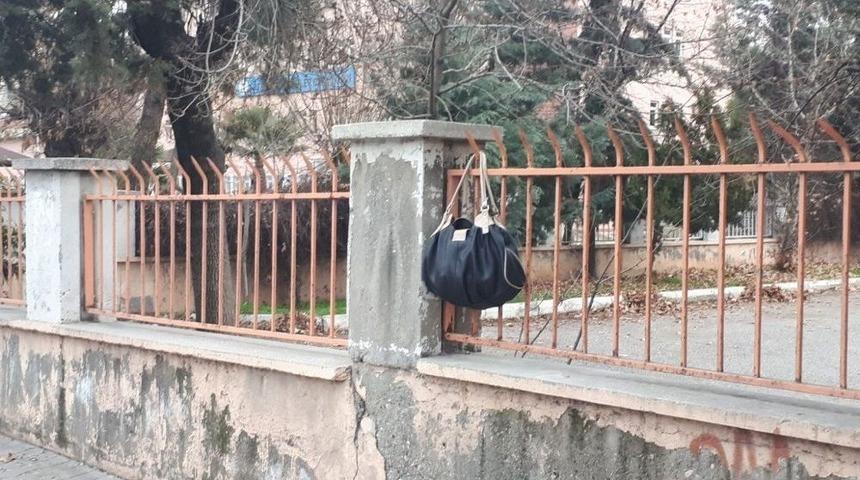 Adliye Karşısında Ş&uuml;pheli &Ccedil;anta Paniği