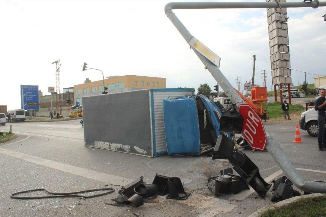 Kontrolden &Ccedil;ıkıp Devrilen Kamyon, Trafik Lambalarına &Ccedil;arparak Durabildi: 1 Yaralı