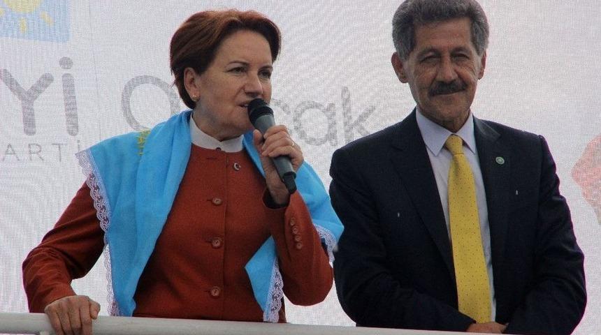 Akşener Yağmur Nedeniyle Mitingi Yarıda Kesti