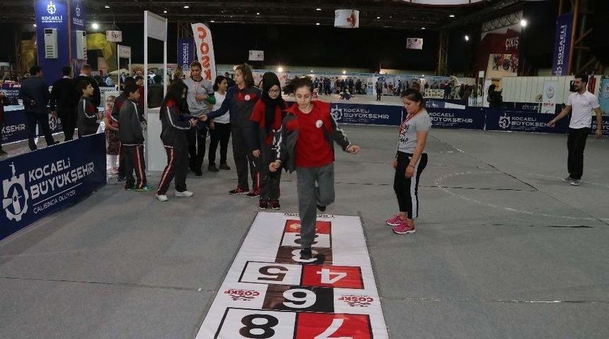 23 Nisan &Ccedil;ocuk Festivali&rsquo;nde 90&rsquo;ların Oyunları Oynandı